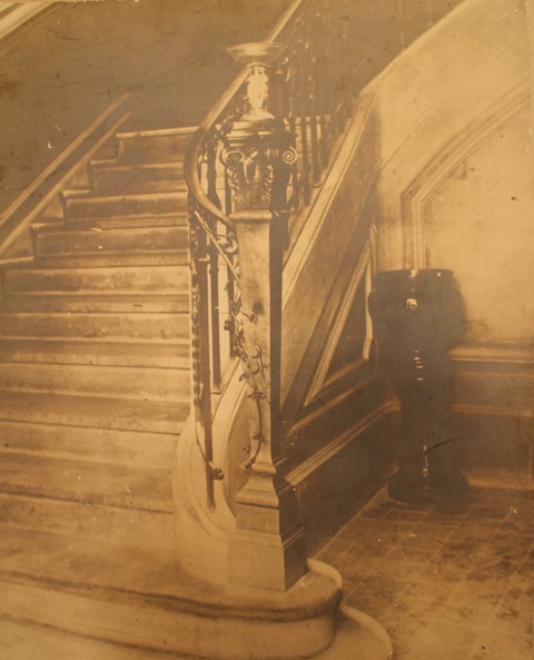 Cyrille Rougier, le pilastre de l'escalier du Musée Arlaten, photographie Studio Henry Ely.